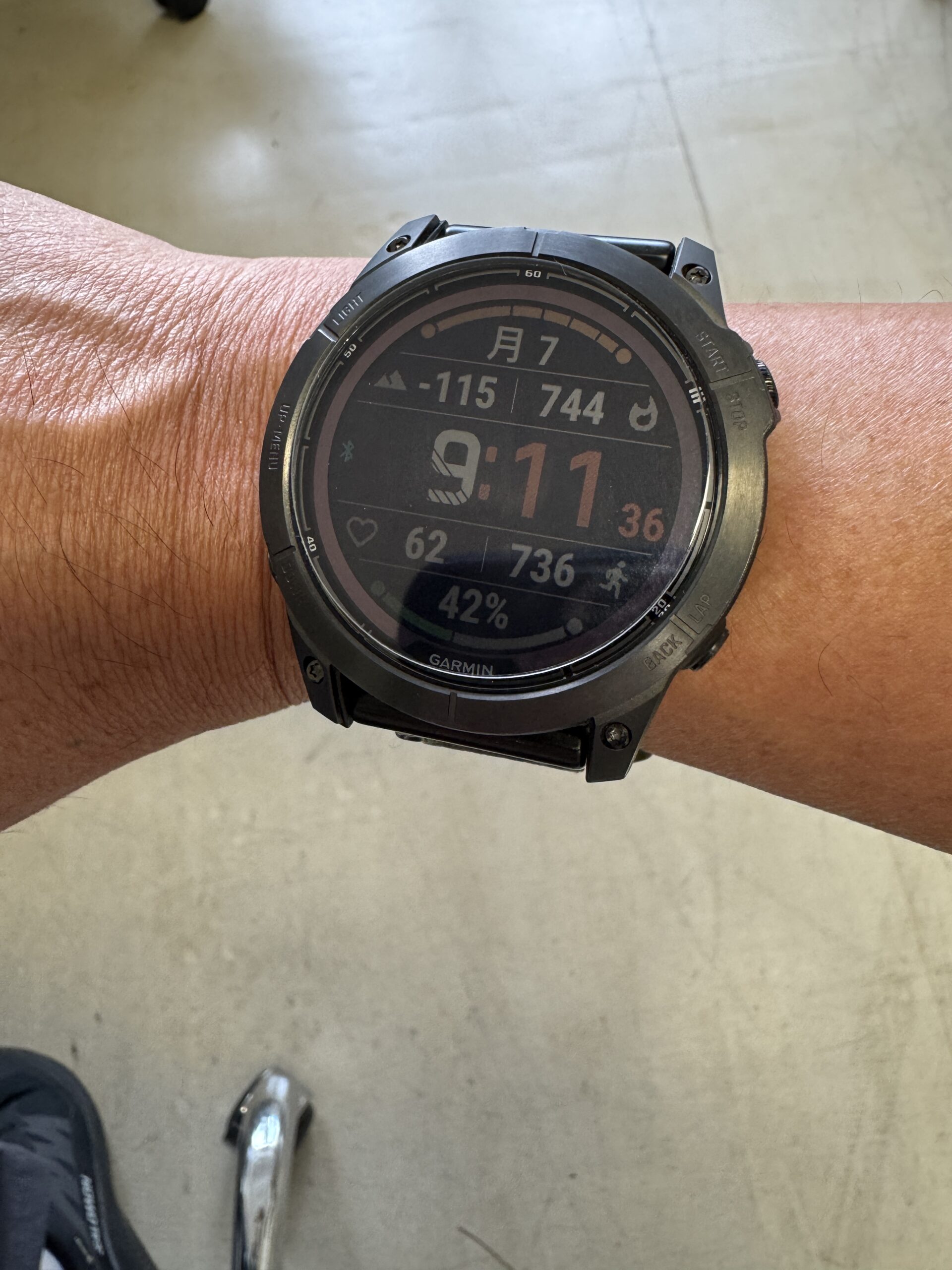 腕に着けたgarmin fenix 7X Pro Sapphire Dual Powerの文字盤