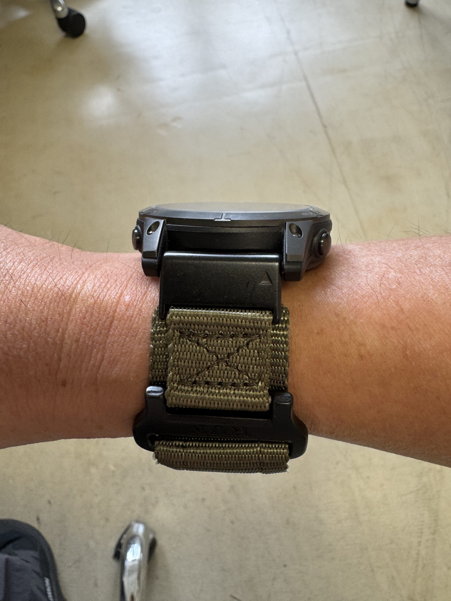 fenix 7X Proを横から見たところ。社外のナイロンベルトに交換している