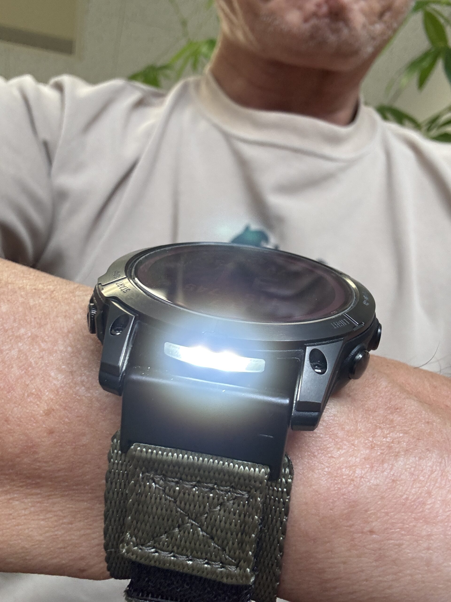 fenix 7X Proのケース側面に内蔵されたLEDライトが点灯している様子