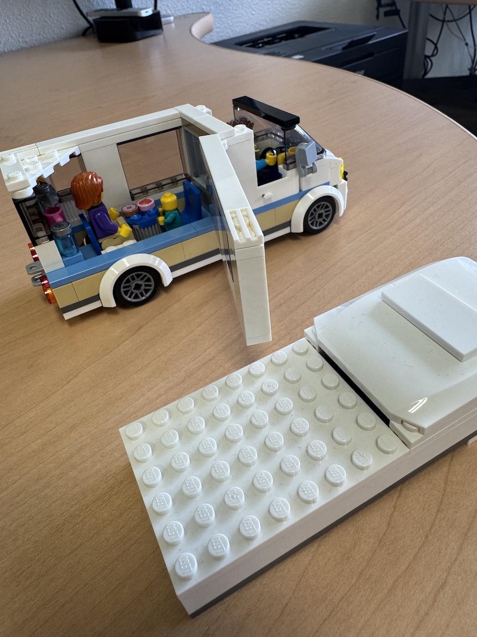 レゴ 60283 ホリデーキャンピングカーの屋根パーツを外して手前に置いたところ