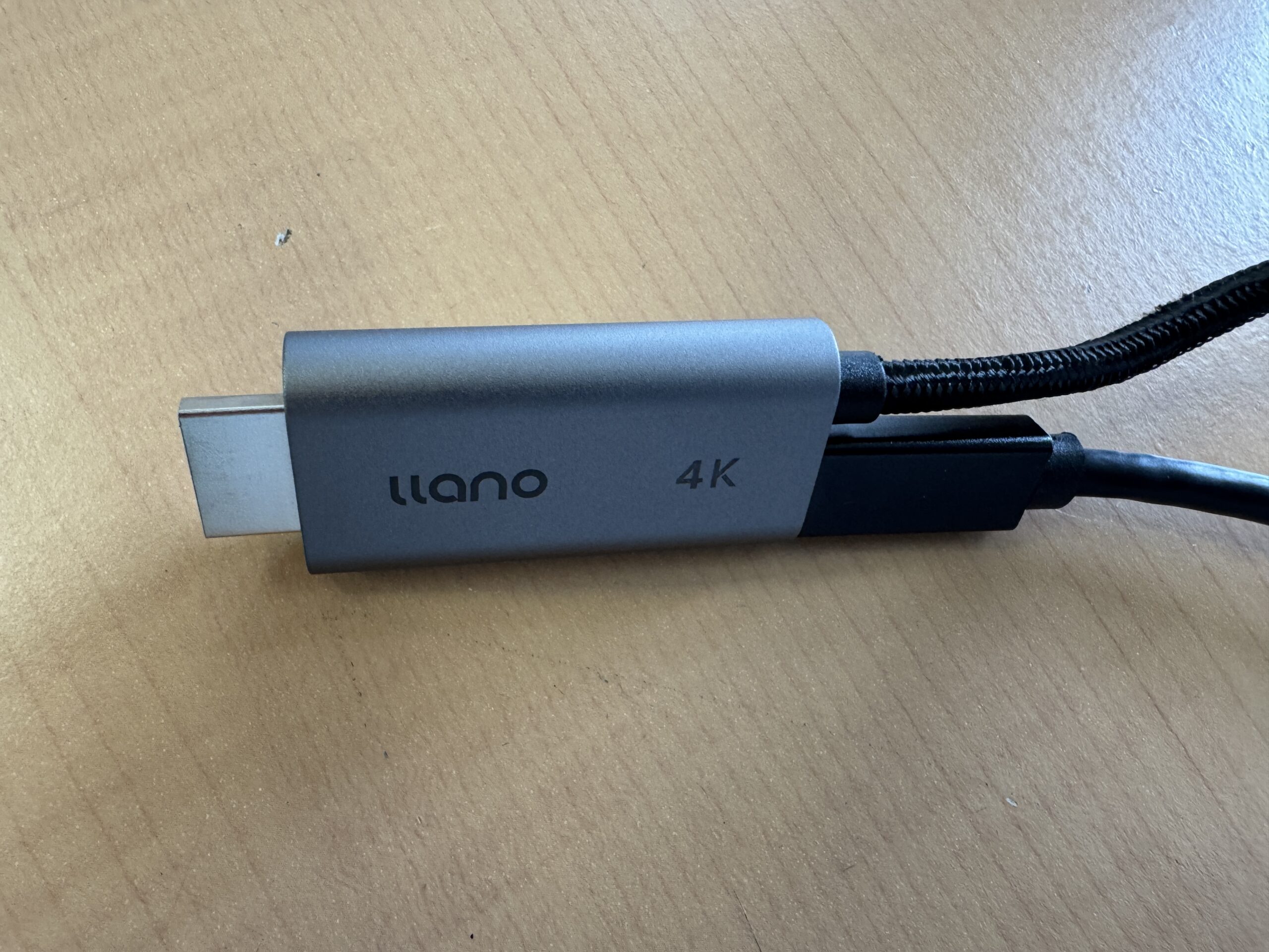 llanoケーブルのHDMI端子側。ハウジングに給電用ケーブルが接続されている