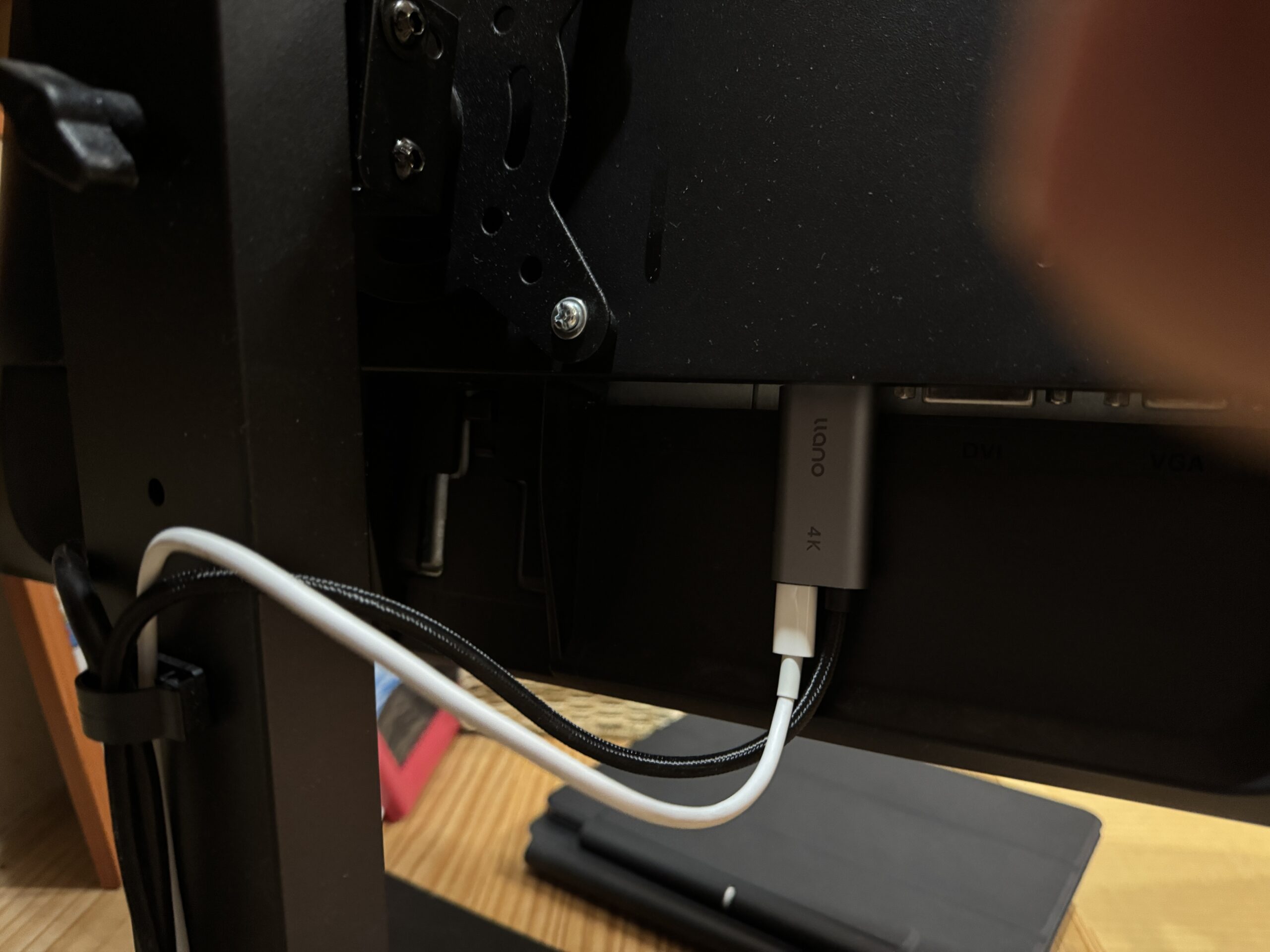 モニター裏の配線。充電ケーブルとllanoケーブルがまとまっている