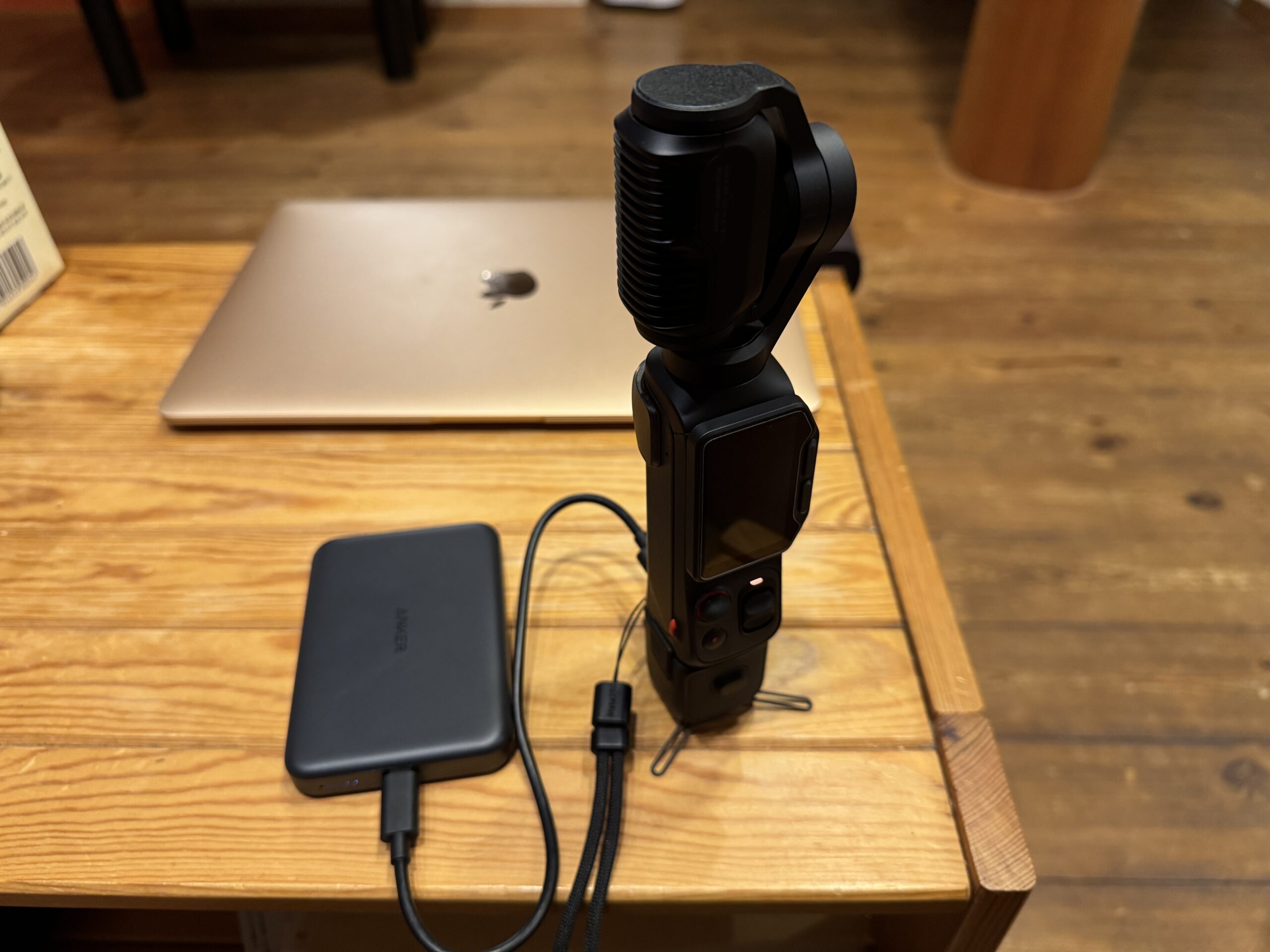 Anker Nano Power BankからジンバルカメラをUSB-Cケーブルで充電しているところ