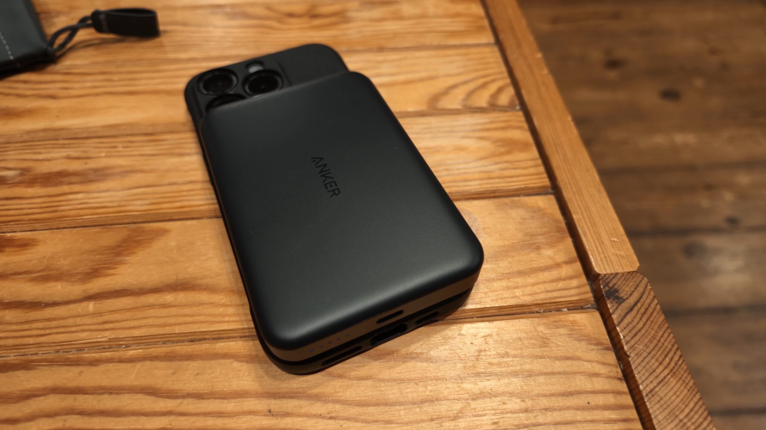 iPhoneの背面にAnker Nano Power Bank (MagGo, Plus)をMagSafeで装着したところ