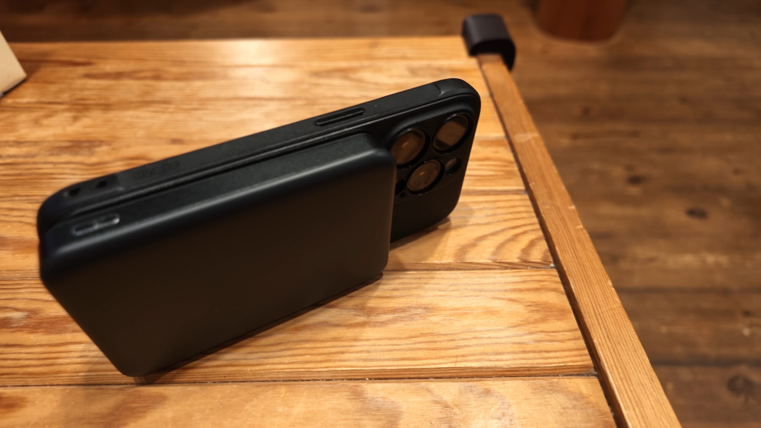 Anker Nano Power Bankを装着したiPhoneを横向きに立てたところ